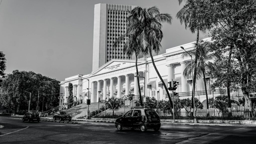 RBI courts overseas investors as oil prices and capital outflows weigh on rupee
